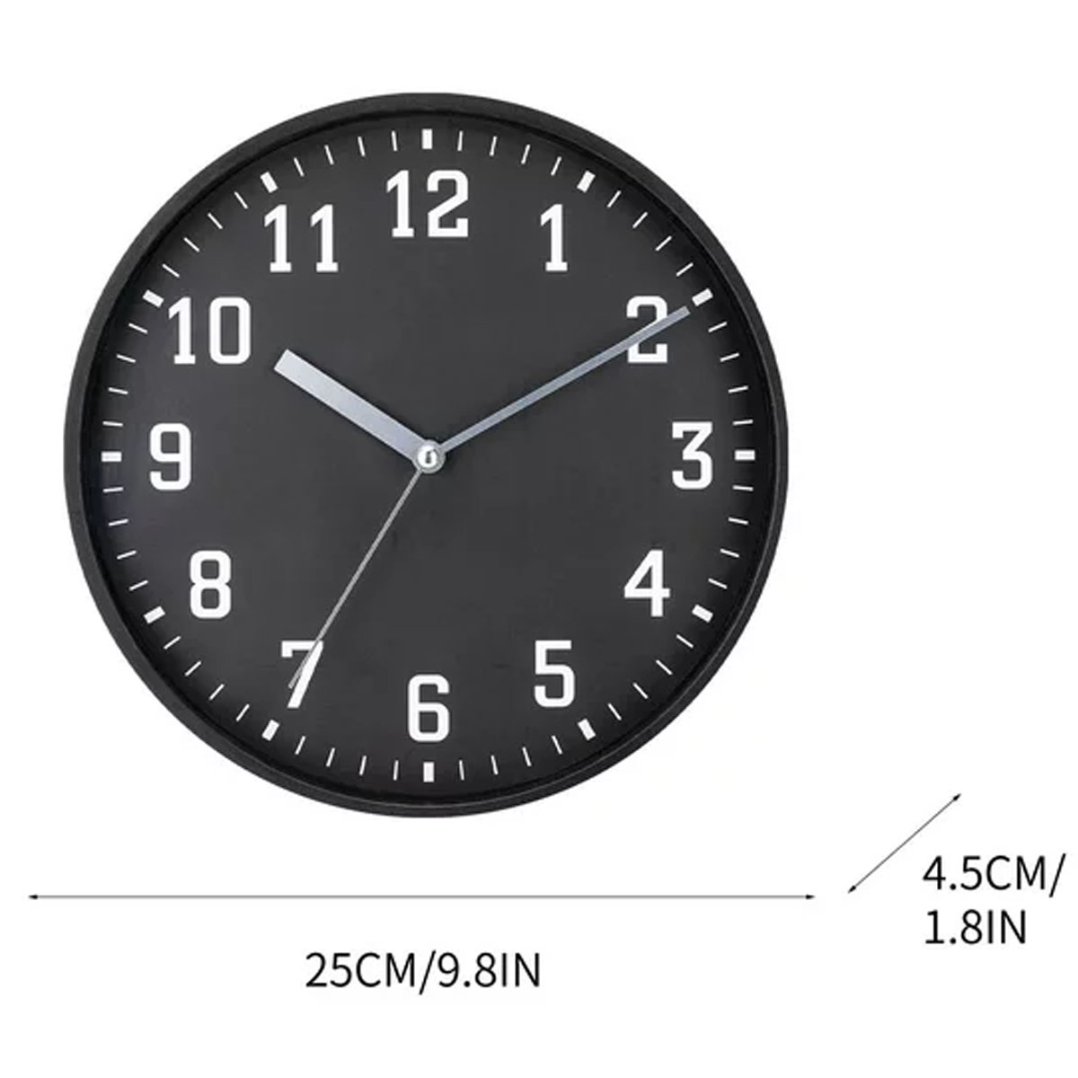 Eine schwarze Wanduhr mit weißen Ziffern und Zeigern. Sie zeigt 10:10 Uhr.