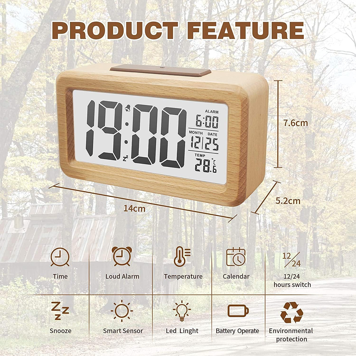 Ein hölzerner Digitalwecker zeigt 19:00 Uhr, Alarm 6:00 Uhr, Datum 12/25, Temp 28.6°C.