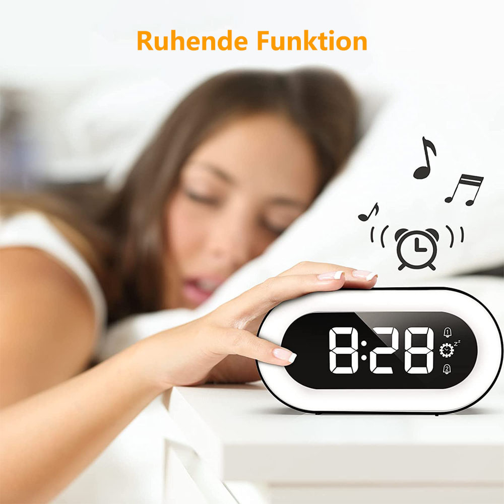 Eine Frau schläft, während ihr eine Hand einen digitalen Wecker mit der Zeit 8:28 berührt.