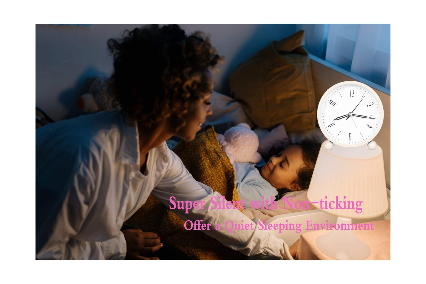 Mutter liest Kind im Bett vor, Nachttischlampe und Uhr im Vordergrund.