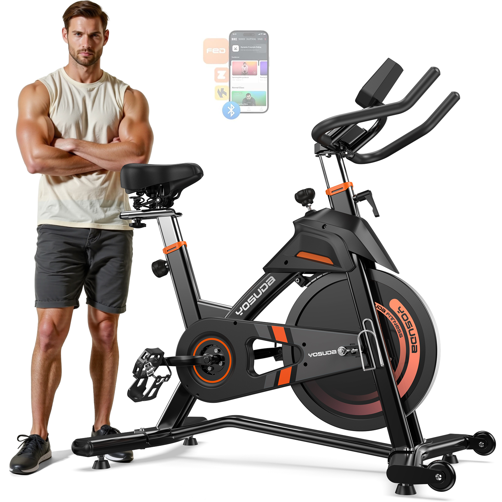 Ein Mann steht neben einem schwarzen Yosuda Fitnessrad mit orangefarbenen Akzenten.