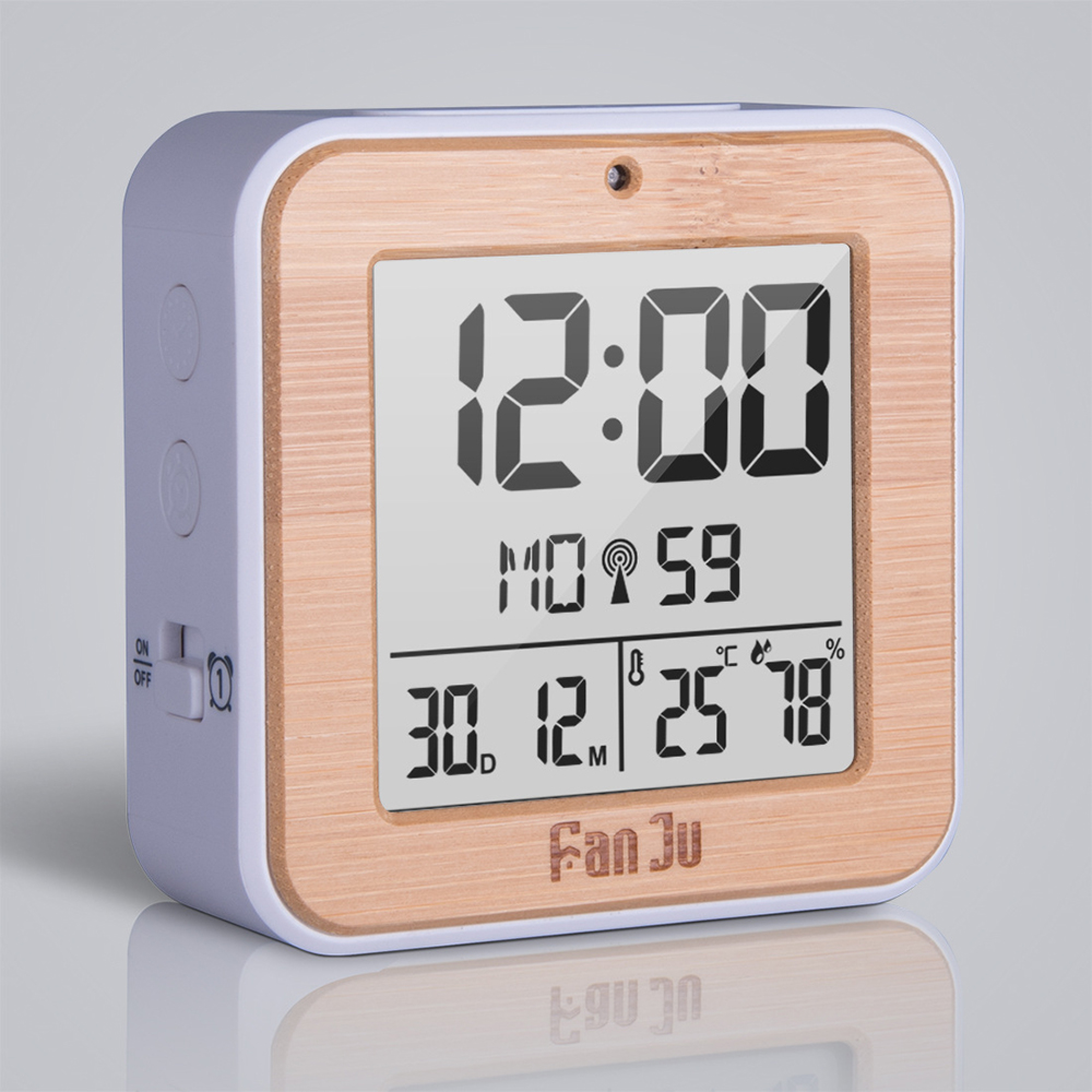 Ein digitaler Wecker mit Holzrahmen zeigt 12:00 Uhr, Datum, Temperatur und Luftfeuchtigkeit an.