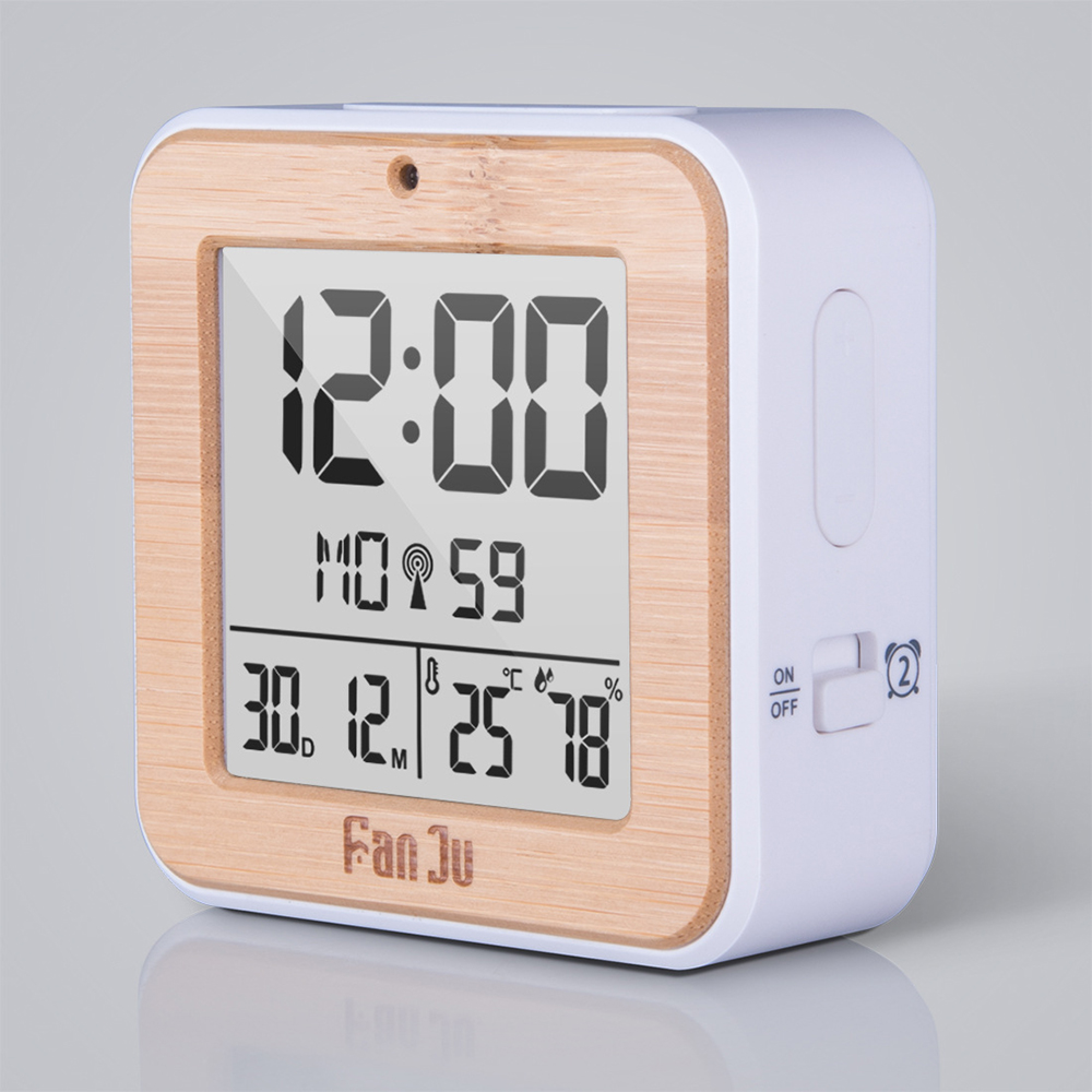 Eine weiße Digitaluhr mit Holzrahmen zeigt 12:00, Mo 59, 30,1 C, 25 F, 78 % Luftfeuchtigkeit.