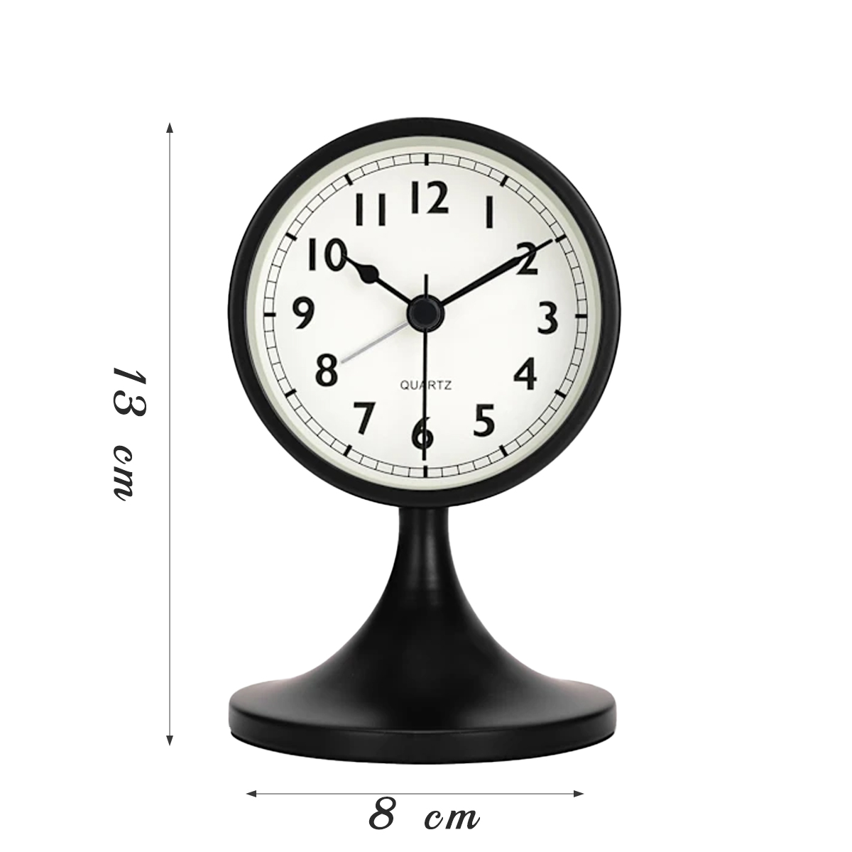 Ein schwarzer Tischwecker mit weißem Zifferblatt und schwarzen Zeigern. H: 13cm, B: 8cm.