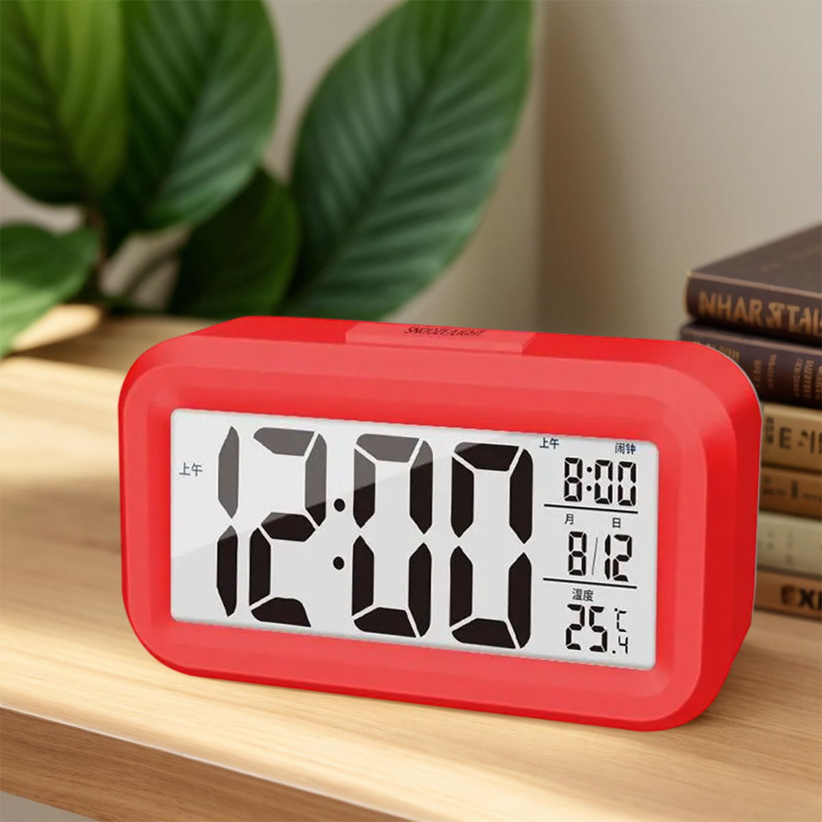 Ein roter digitaler Wecker zeigt 12:00 Uhr, 8:00 Uhr, 8.12. und 25,5°C an.