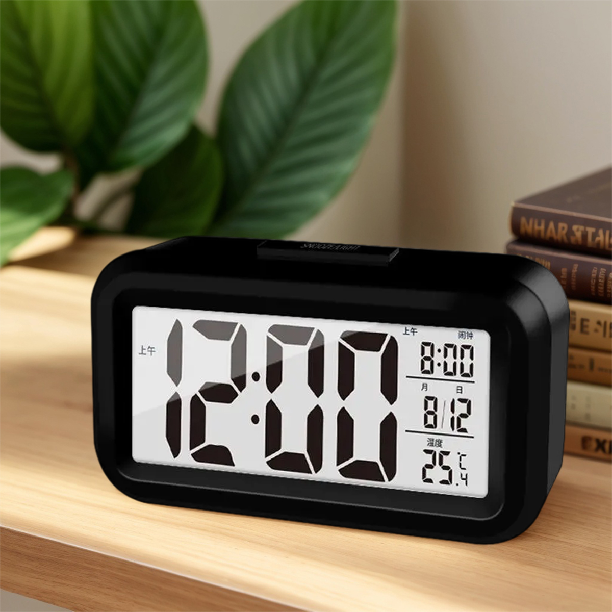 Ein schwarzer Digitalwecker zeigt 12:00 Uhr, 8:00 Uhr, 8. Dez. und 25.4°C.