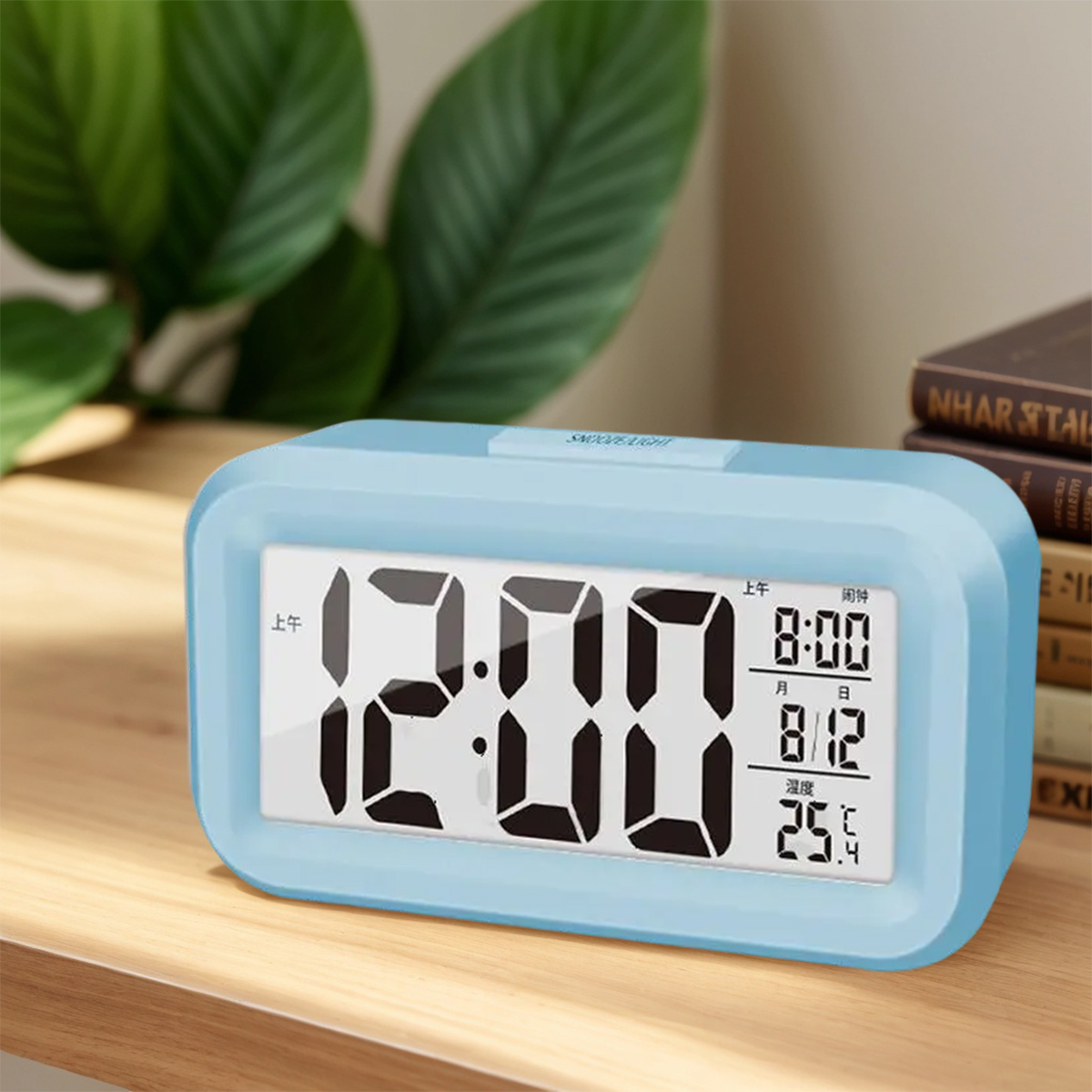Ein hellblaues Digitalwecker zeigt 12:00 Uhr, 8:00 Uhr und 25,4°C.