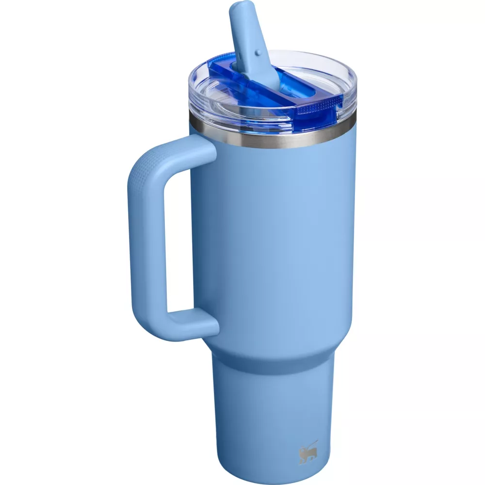 Kulplu ve mavi pipetli kapaklı açık mavi termos bardak.