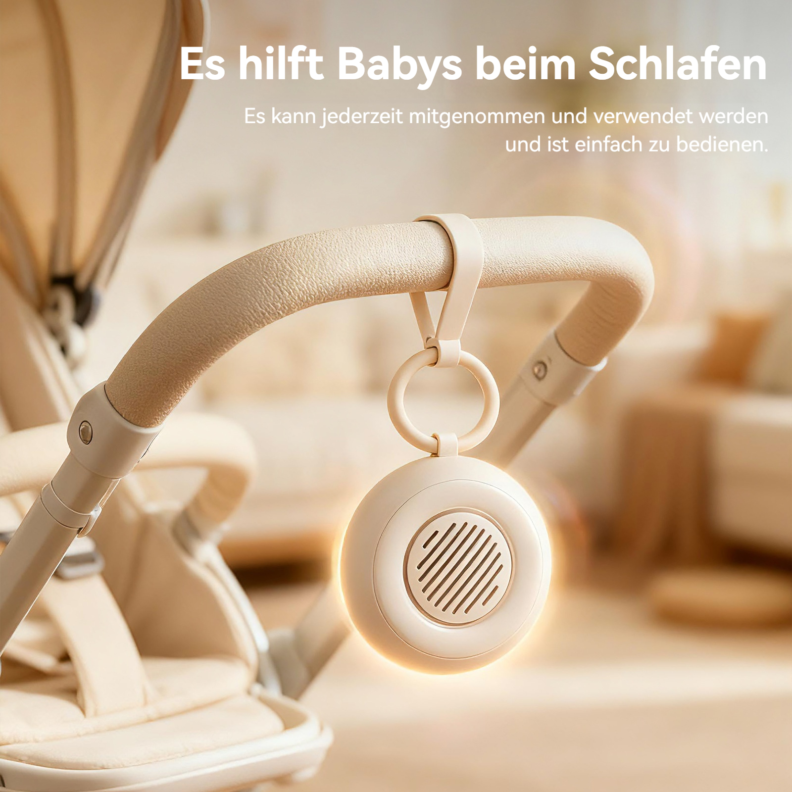 Ein beiger Baby-Schlafbegleiter hängt am Kinderwagengriff.