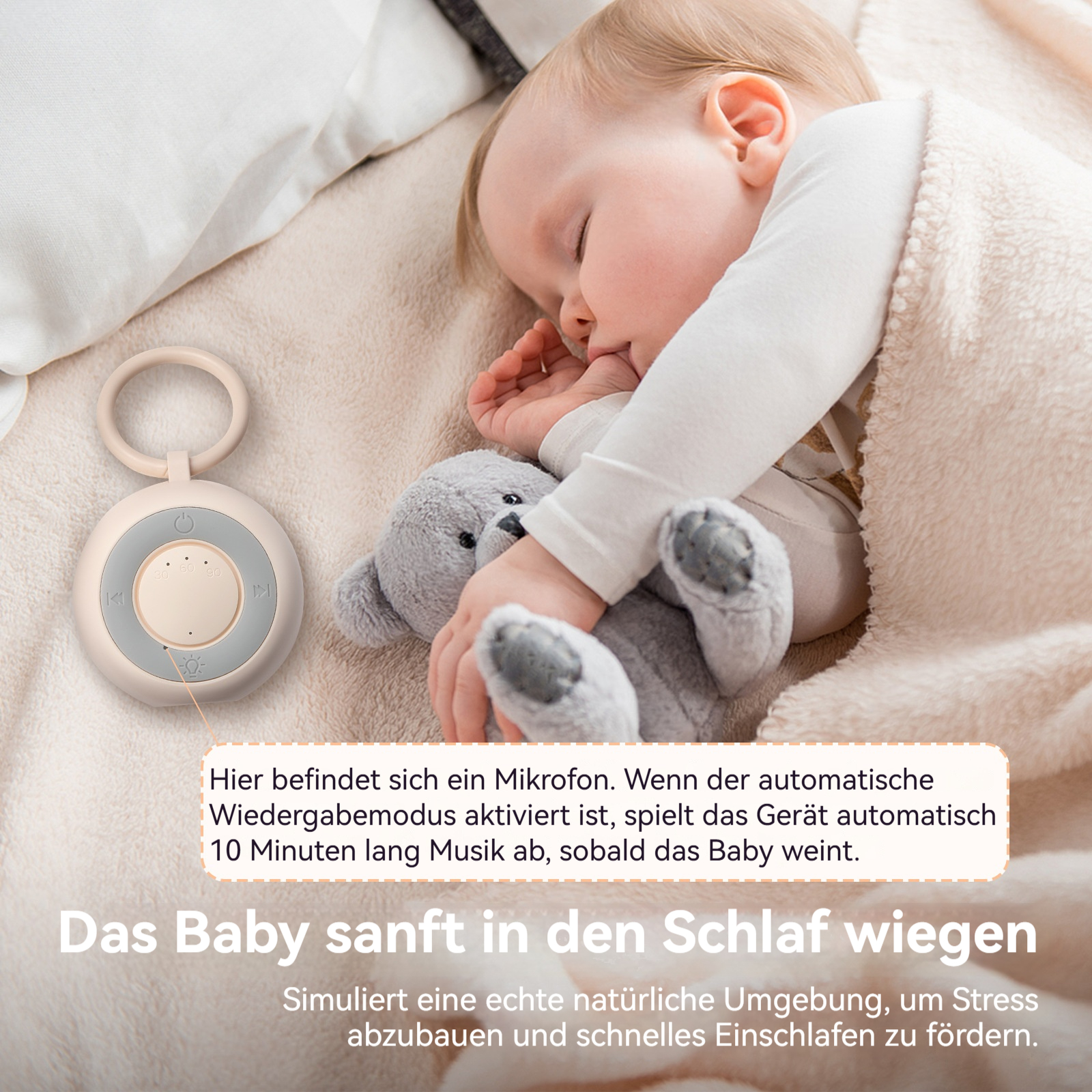 Ein Baby schläft mit einem Teddybär und einem Musikgerät neben sich.