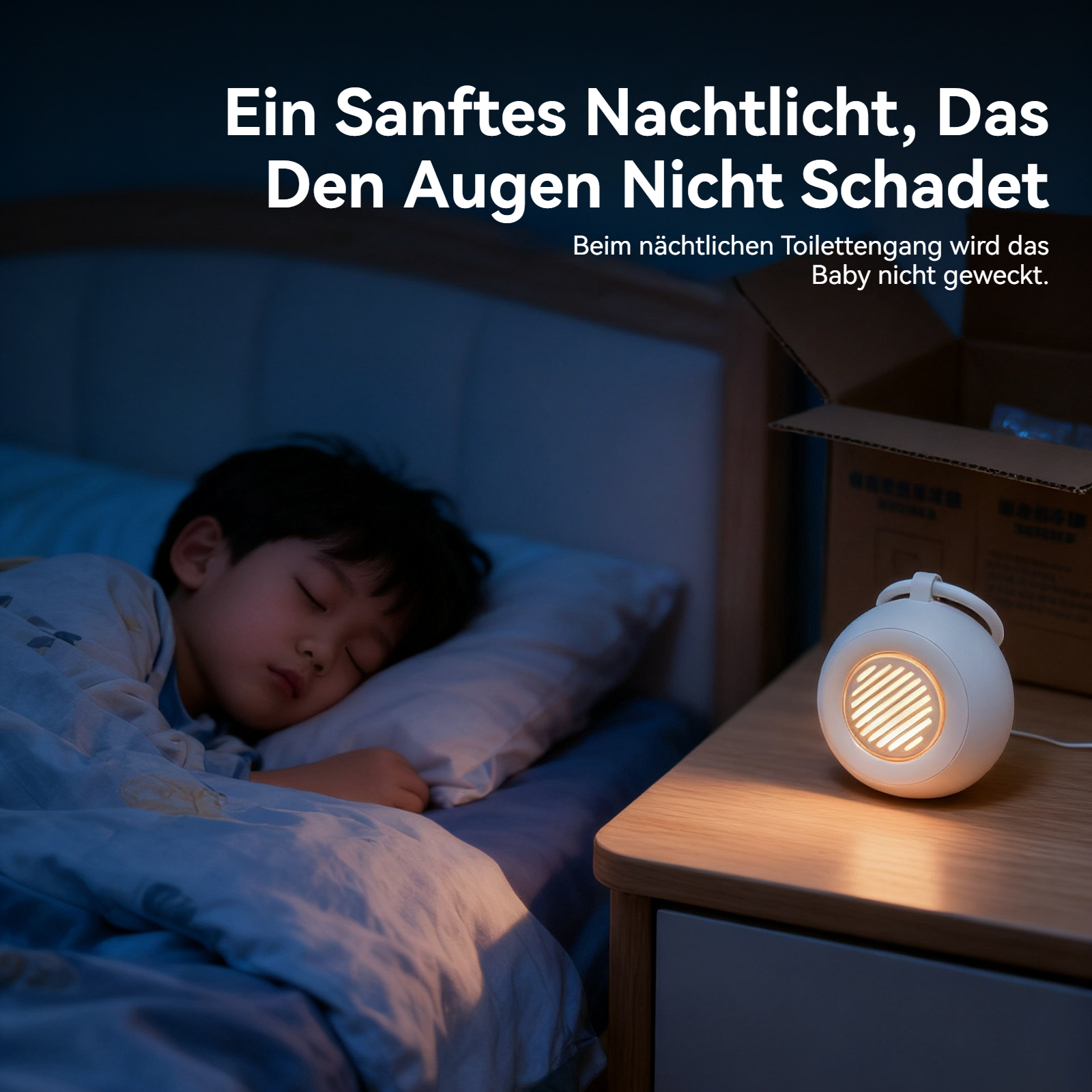 Ein Junge schläft im Bett, ein Nachttisch mit Lampe daneben.