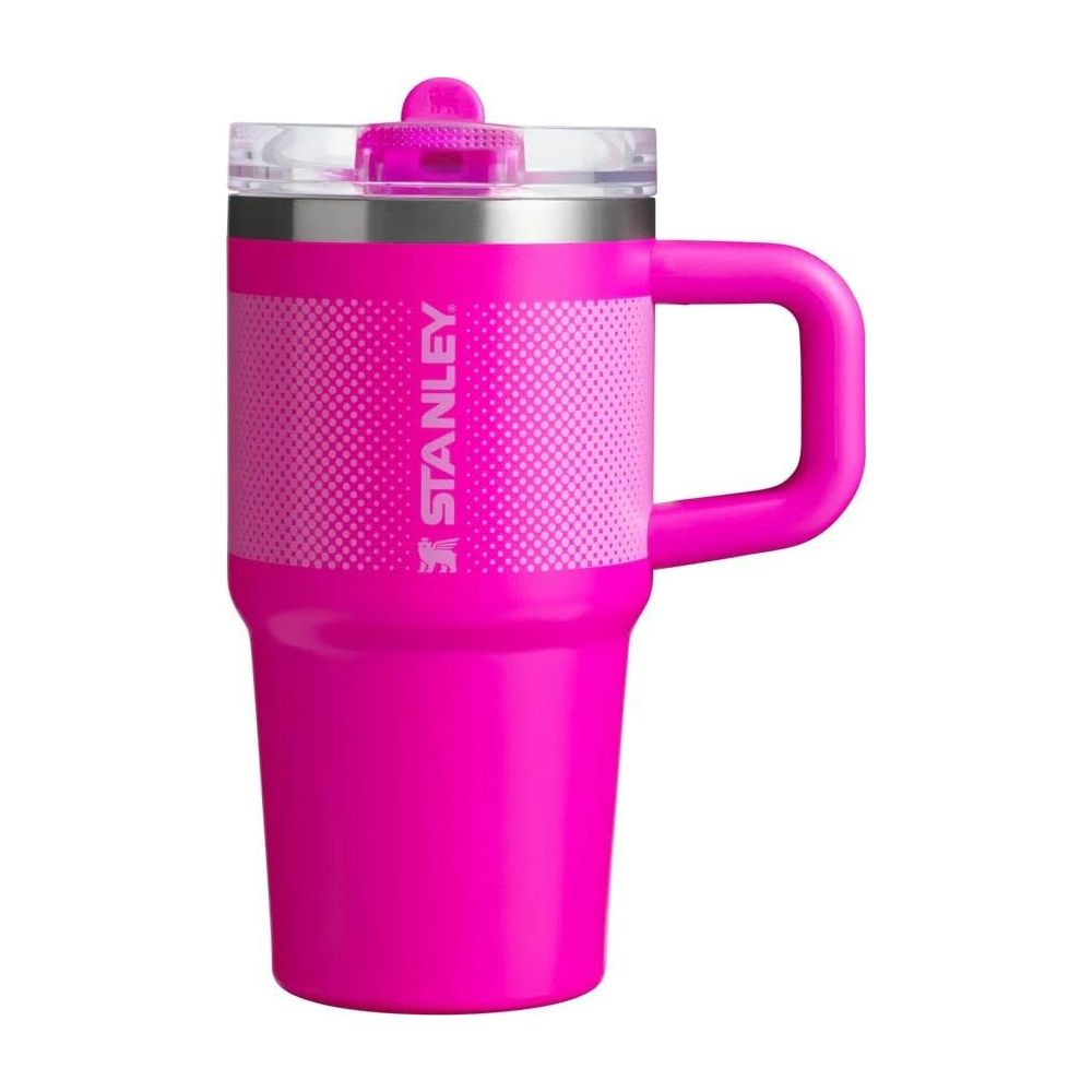Saplı ve şeffaf kapaklı parlak pembe bir Stanley bardağı.