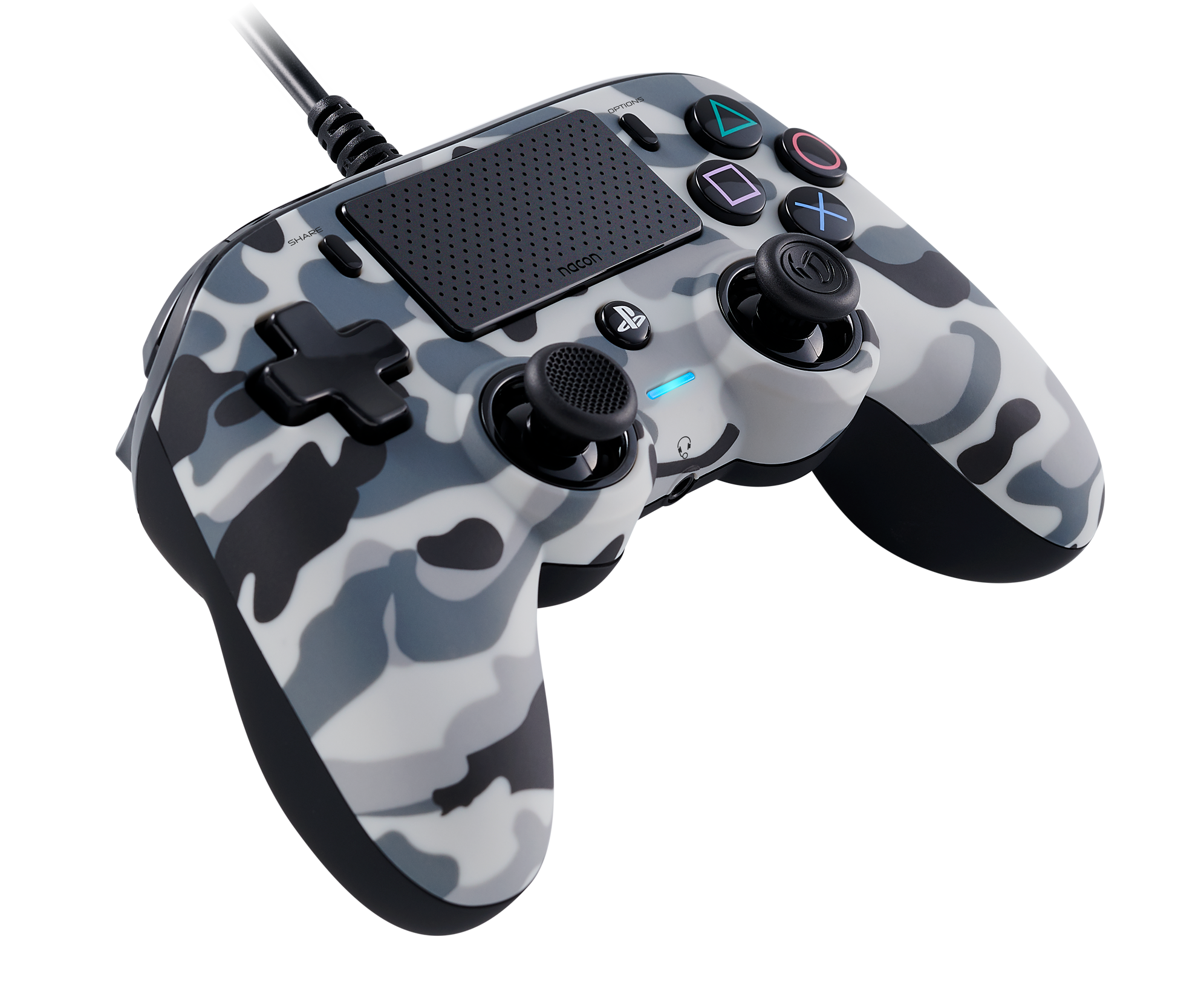 Un controller di gioco mimetico grigio con pulsanti e joystick neri su sfondo nero.