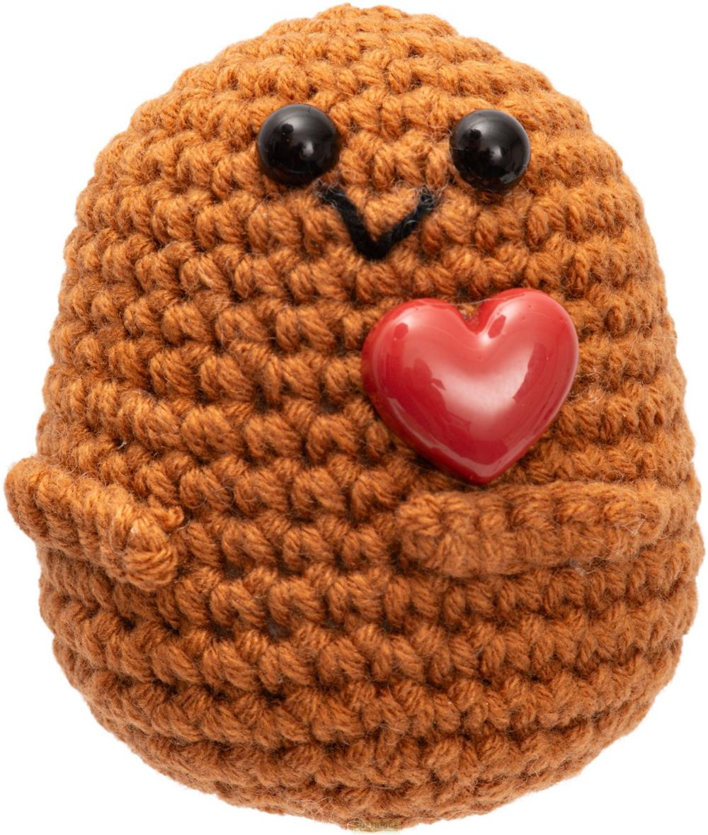 Figurine crochetée avec un cœur. Figurine marron aux yeux noirs et cœur rouge.