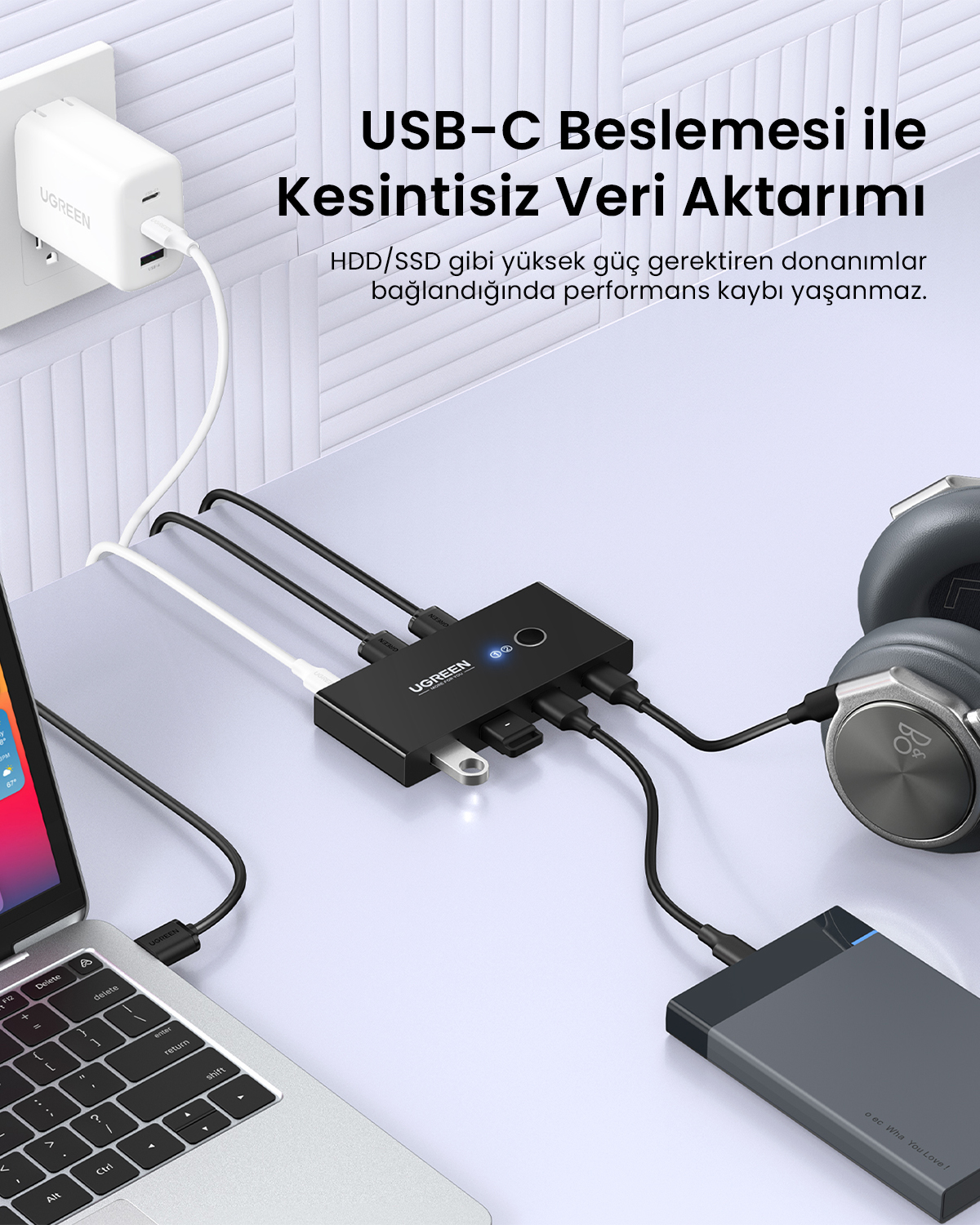 Ein Laptop, USB-C-Hub, Festplatte und Kopfhörer sind über Kabel verbunden.