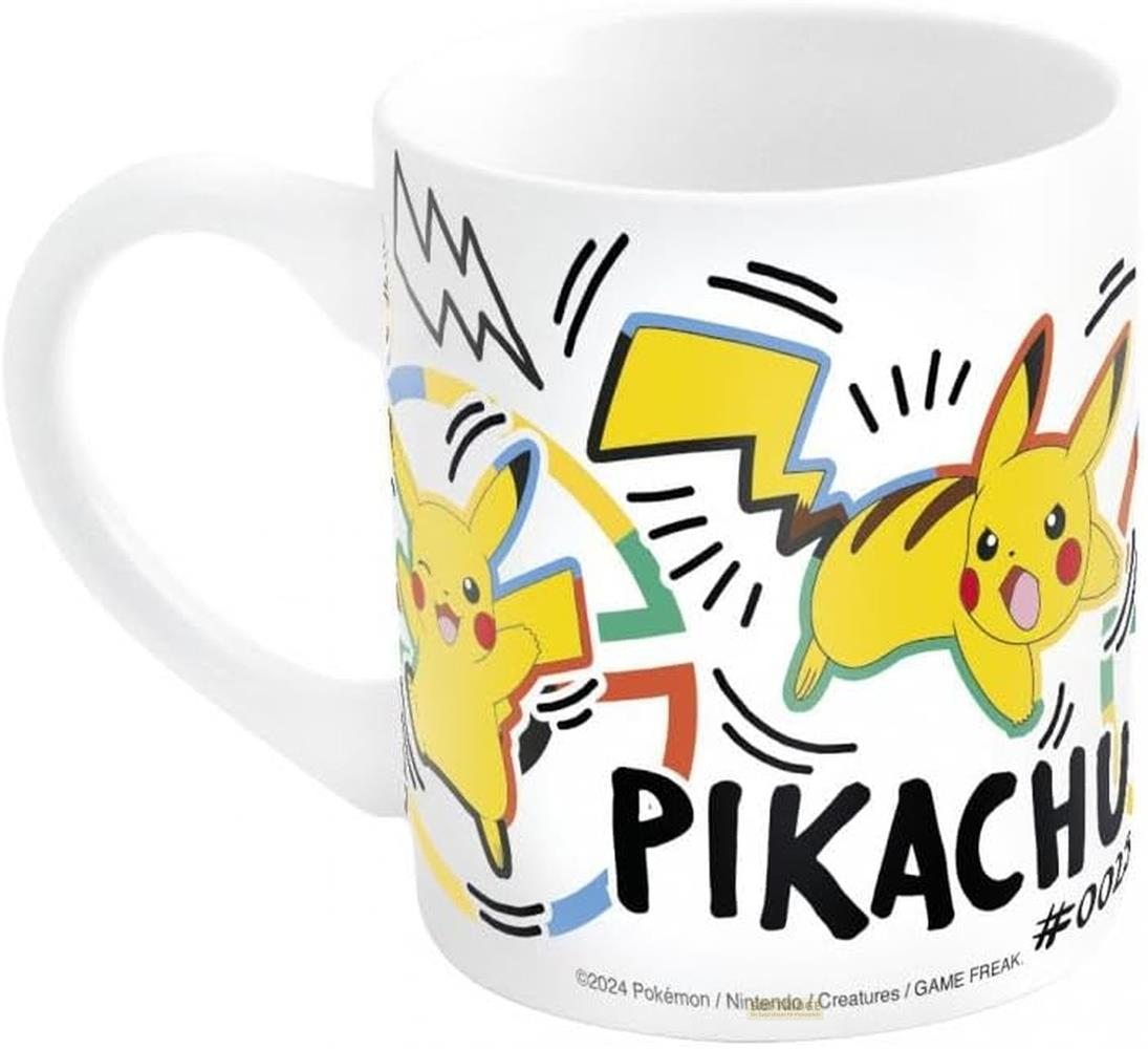 Weiße Tasse mit Pikachu-Grafiken und Blitzschlägen. Text lautet PIKACHU.