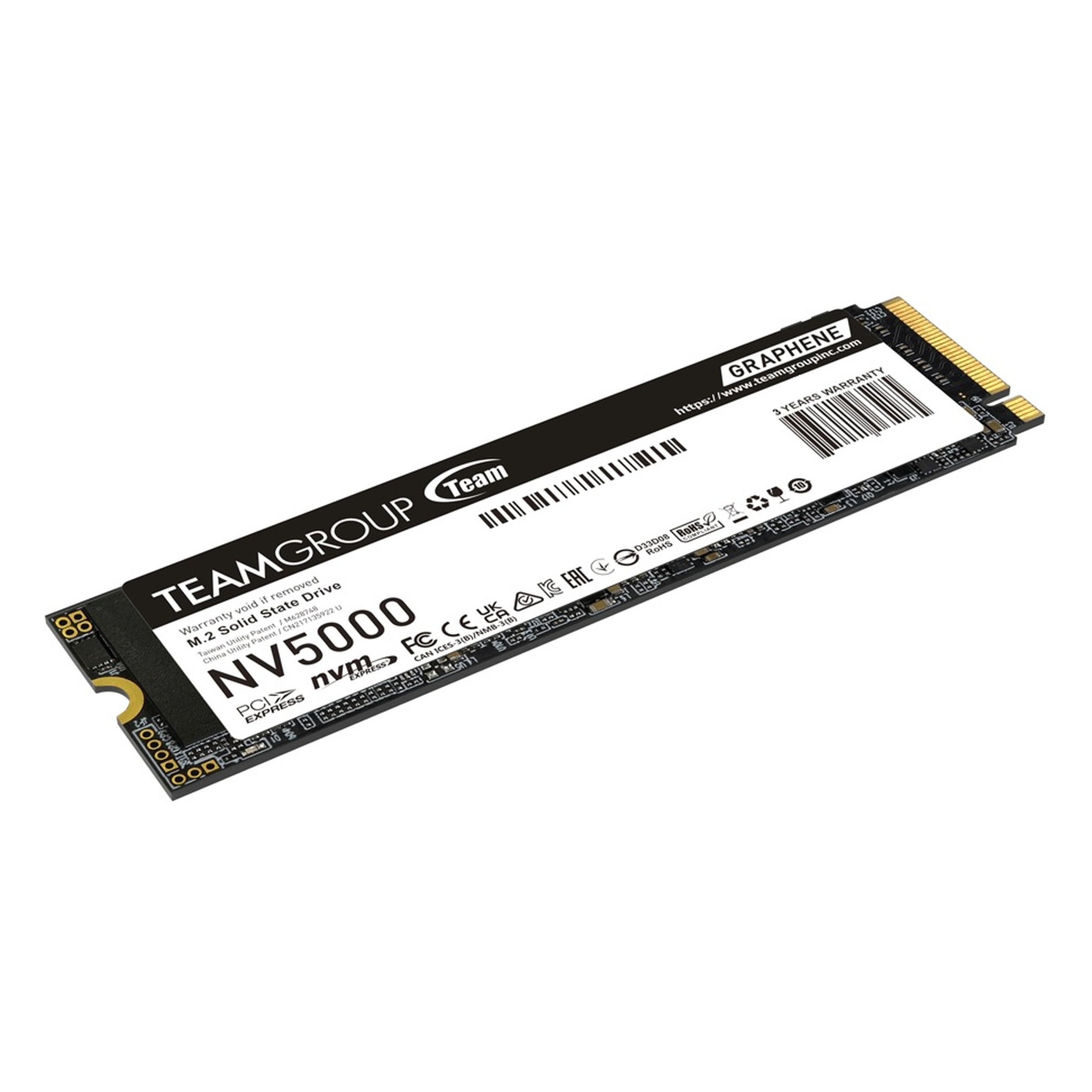 Una unidad SSD NVMe M.2 negra con contactos dorados y etiquetas.