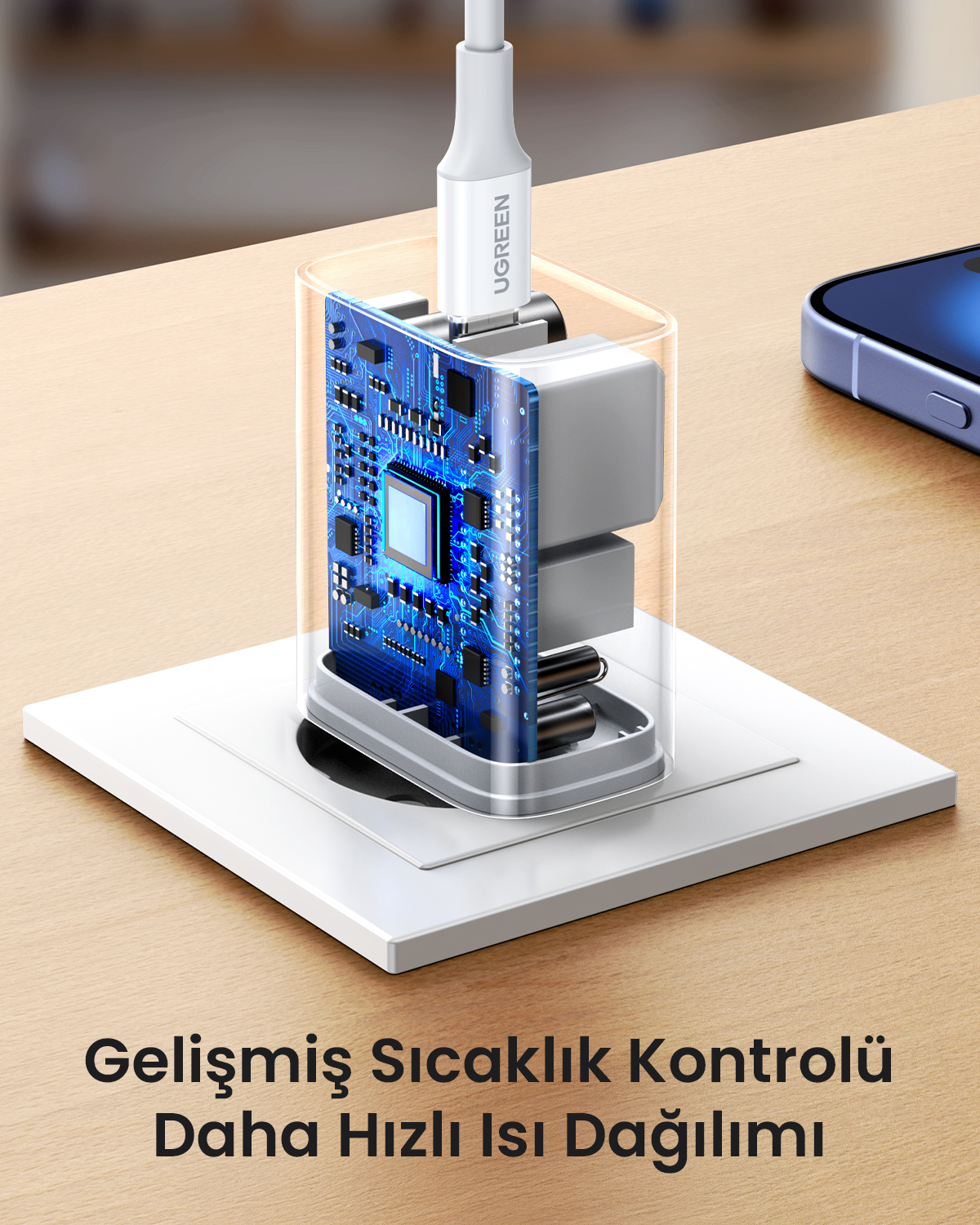 Ein transparenter Lader mit interner blauer Platine, eingesteckt in eine Steckdose.