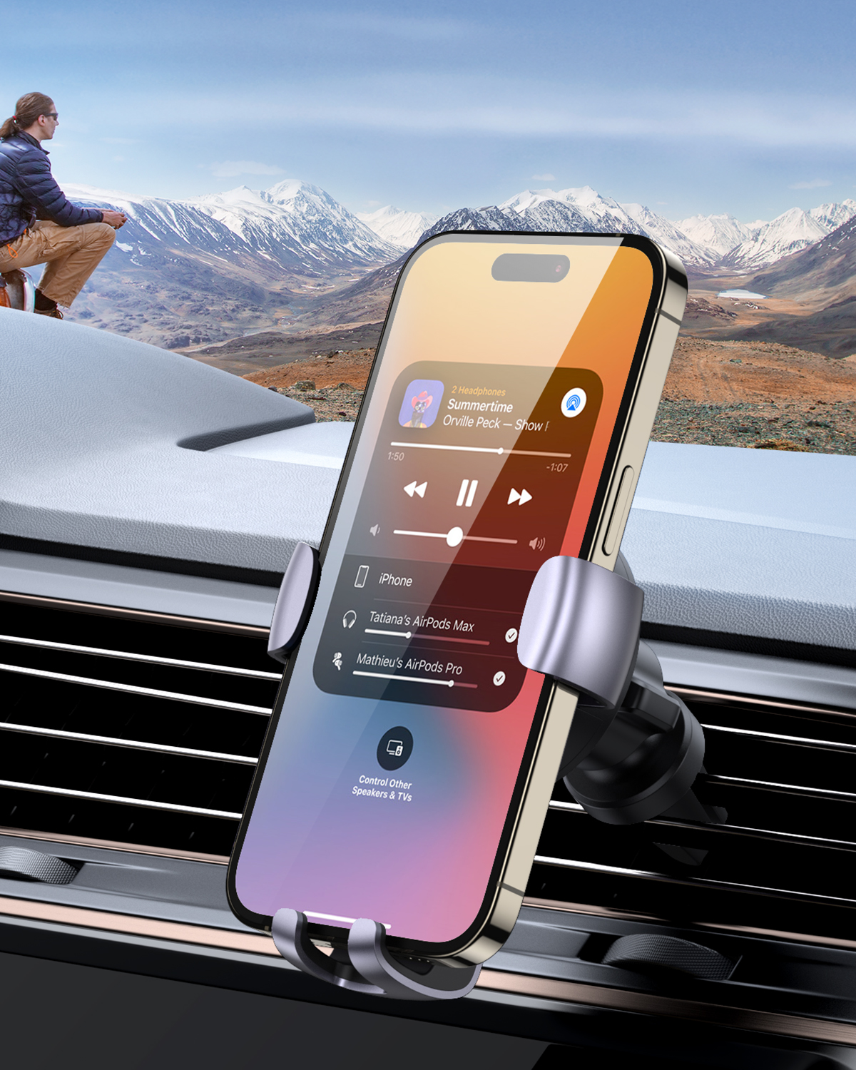 Karlı zirvelere bakan bir adam dağda oturuyor. Bir iPhone müzik çalıyor.
