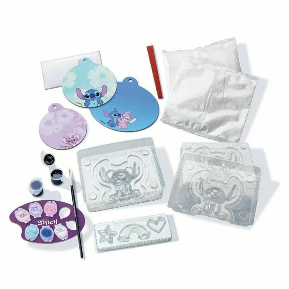 Bastelset mit Stitch-Figuren, Formen, Farben und Pinsel auf weißem Hintergrund.