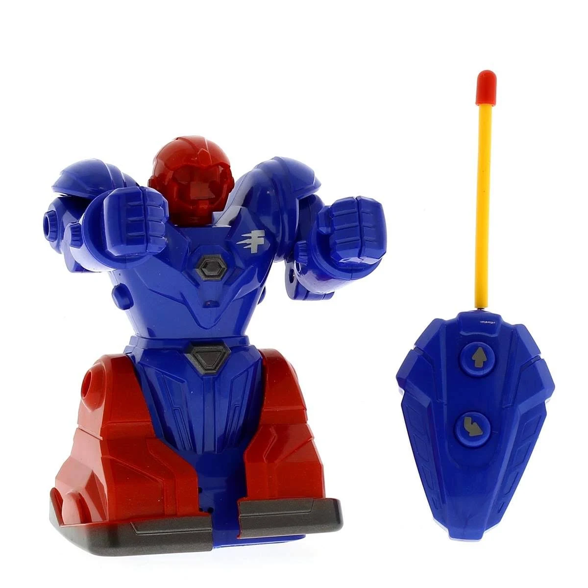 Un robot de juguete azul y rojo con control remoto sobre fondo blanco.