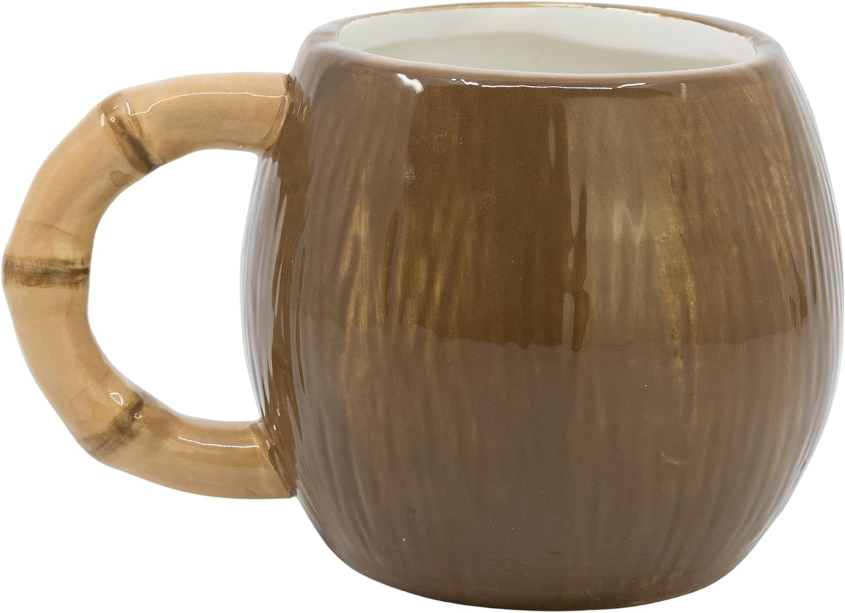 Eine braune Tasse mit einem Griff im Bambus-Stil, auf weißem Hintergrund.