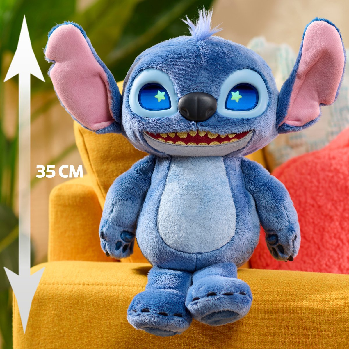 Un peluche blu di Stitch con grandi orecchie siede su una poltrona gialla.