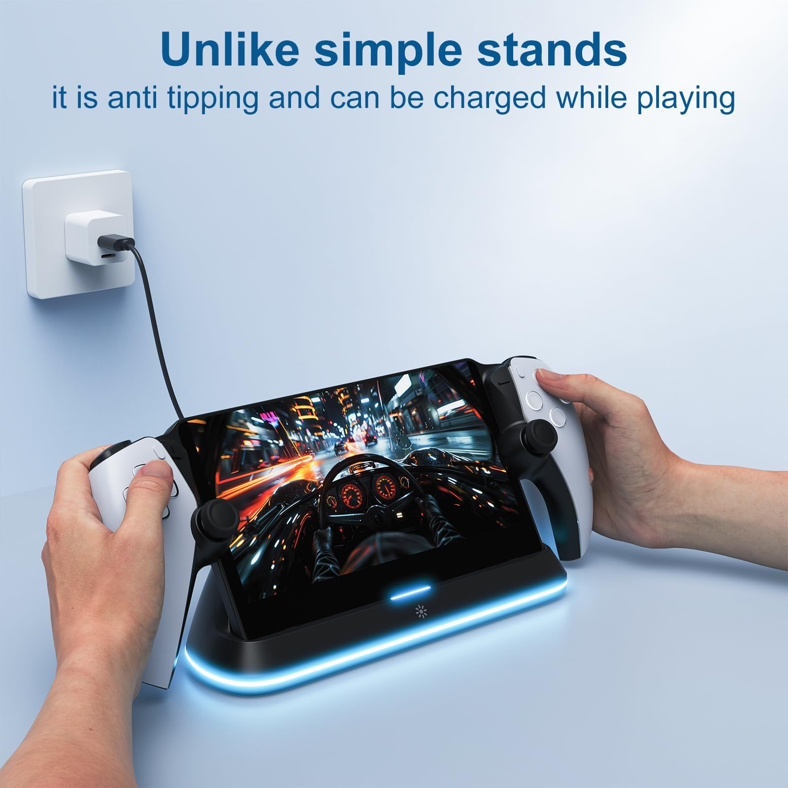 Ein Controller hält ein Telefon mit einem Rennspiel, das an eine Wandsteckdose angeschlossen ist.
