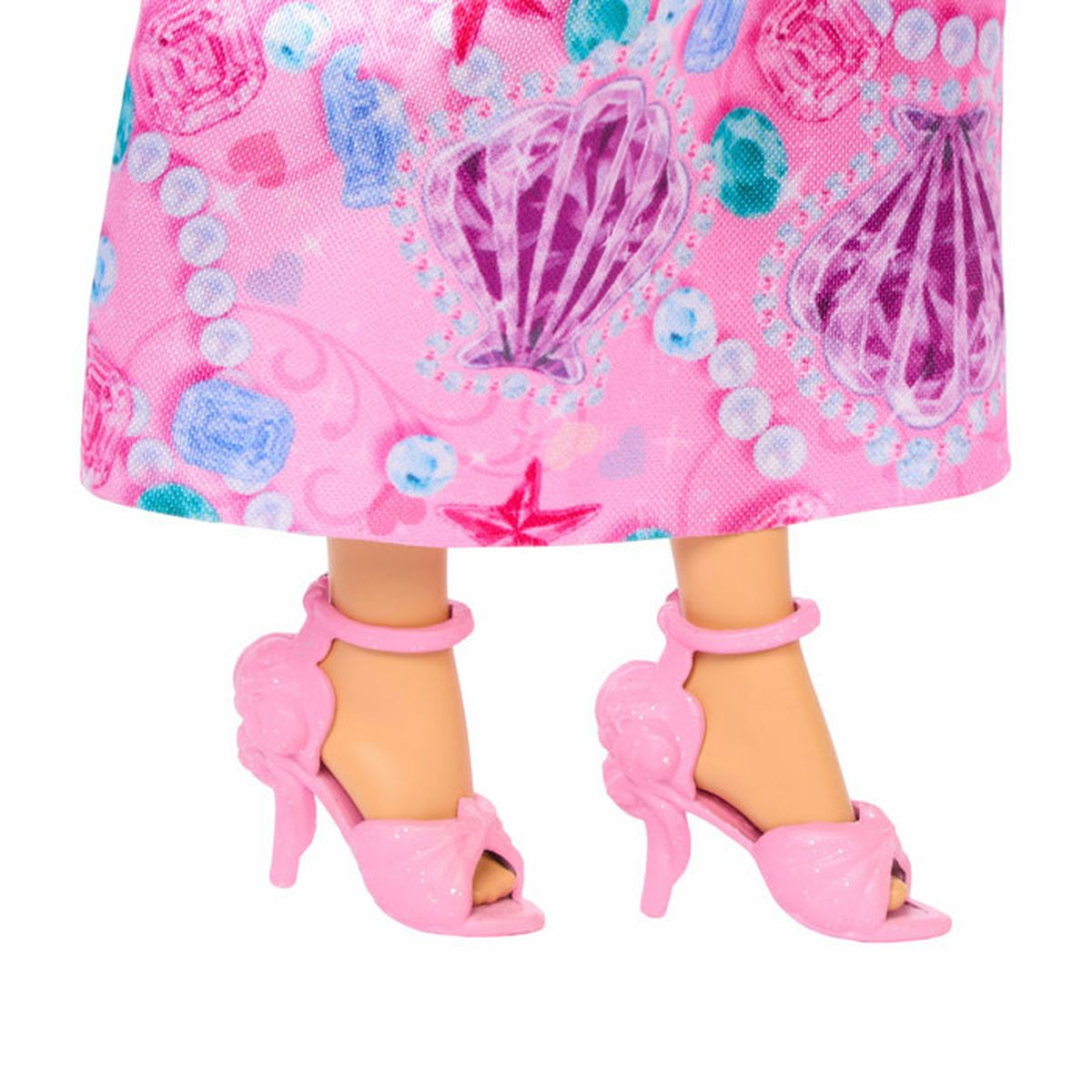 Una muñeca Barbie lleva un vestido rosa con conchas, perlas y sandalias aladas rosas.