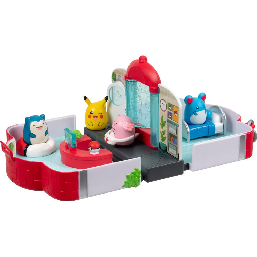 Set de juego de Pokémon con figuras de Snorlax, Pikachu, Chansey y Azumarill en clínica.
