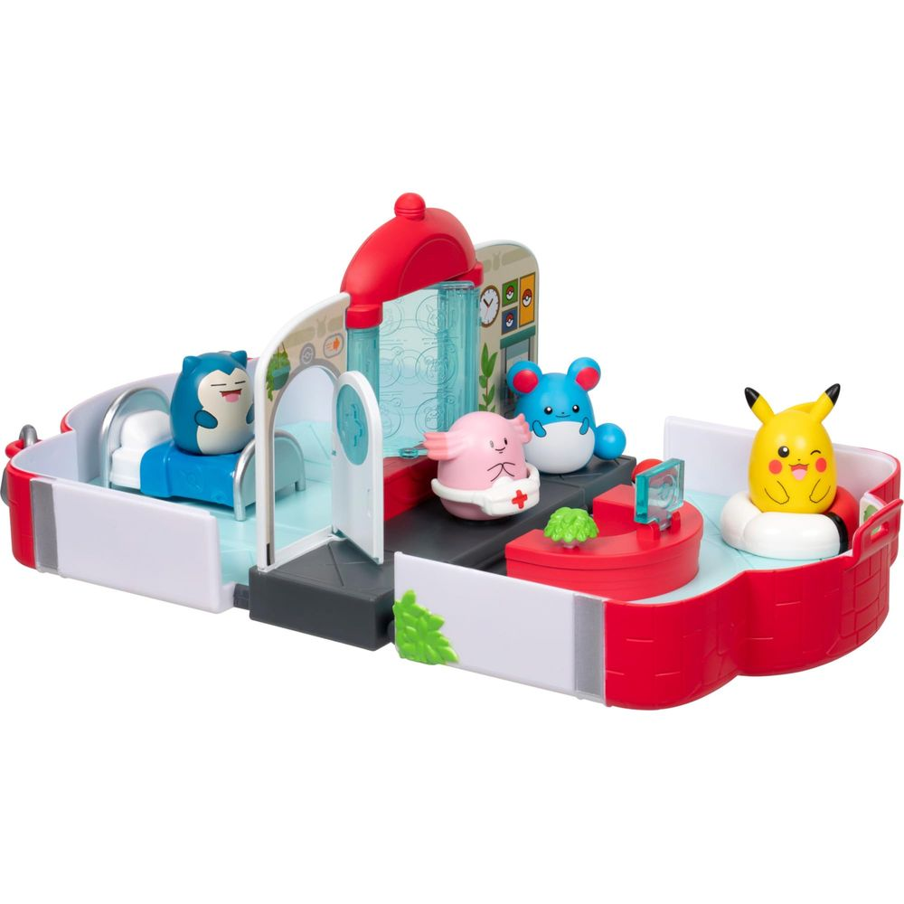 Snorlax en cama, Blissey y Azumarill en sala de espera, Pikachu en mostrador.