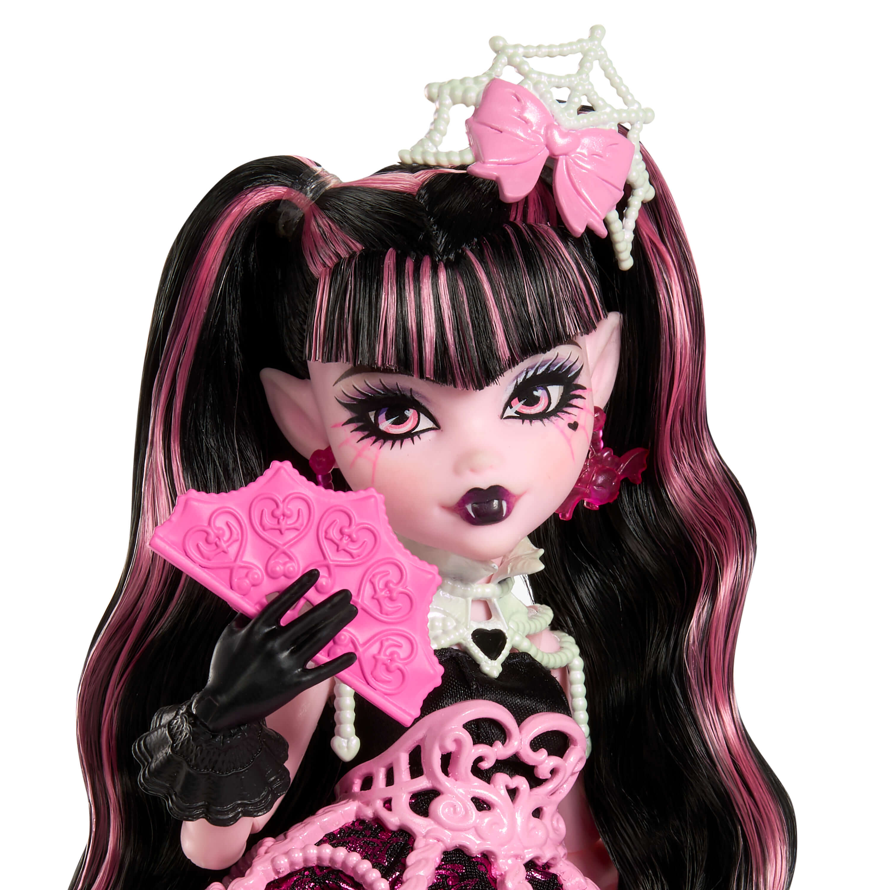Una muñeca con pelo negro y rosa sostiene un abanico rosa.