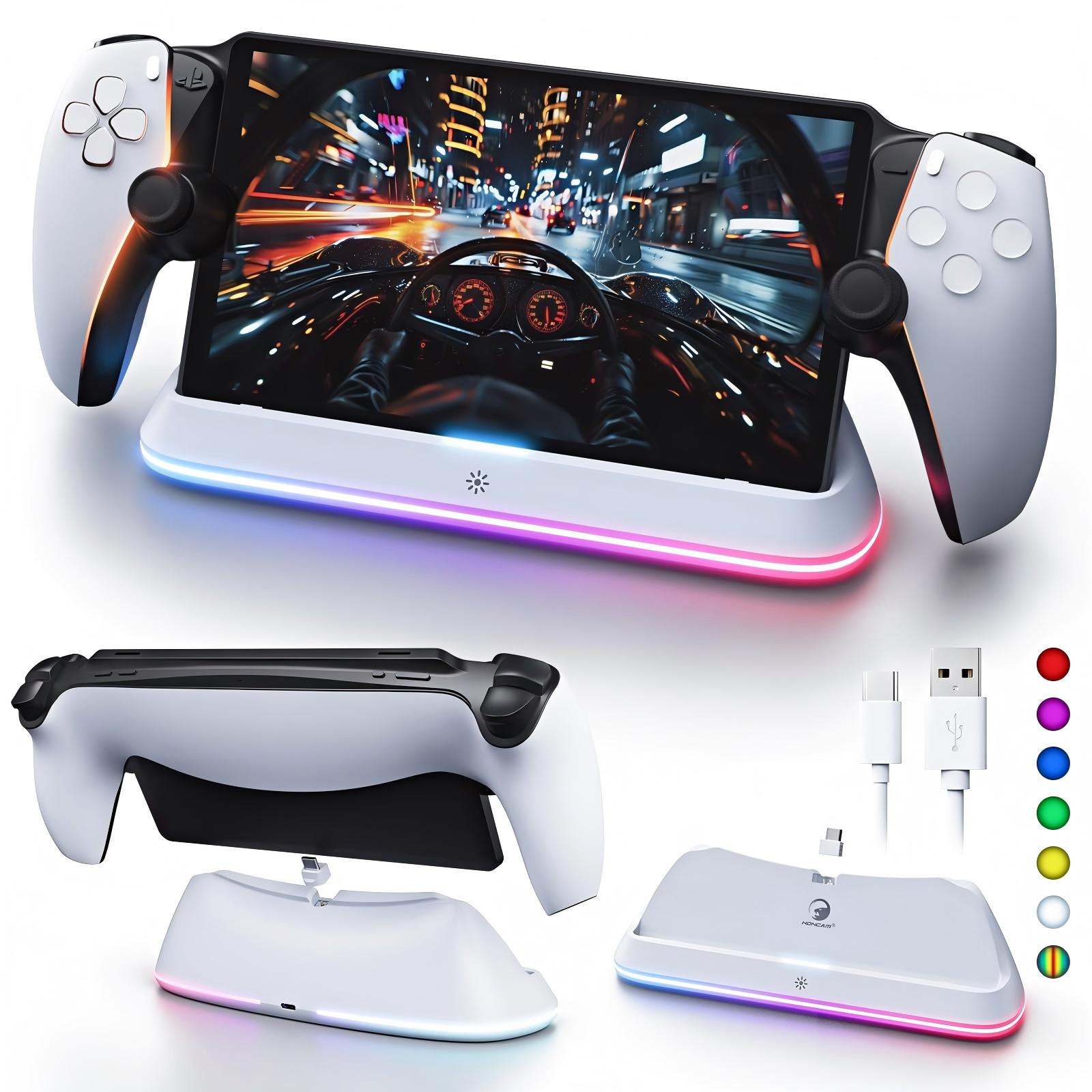 Ein weißes Gaming-Zubehör mit RGB-Beleuchtung, das einen Controller hält, der ein Autorennen spielt.