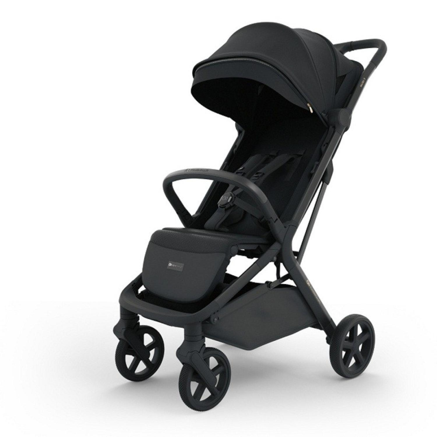Ein schwarzer Kinderwagen mit Verdeck, Sicherheitsgurt und Griff.
