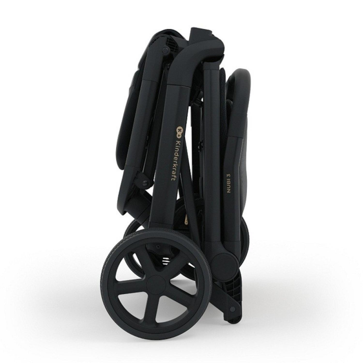 Ein zusammengeklappter schwarzer Kinderwagen mit großen Rädern auf weißem Hintergrund.
