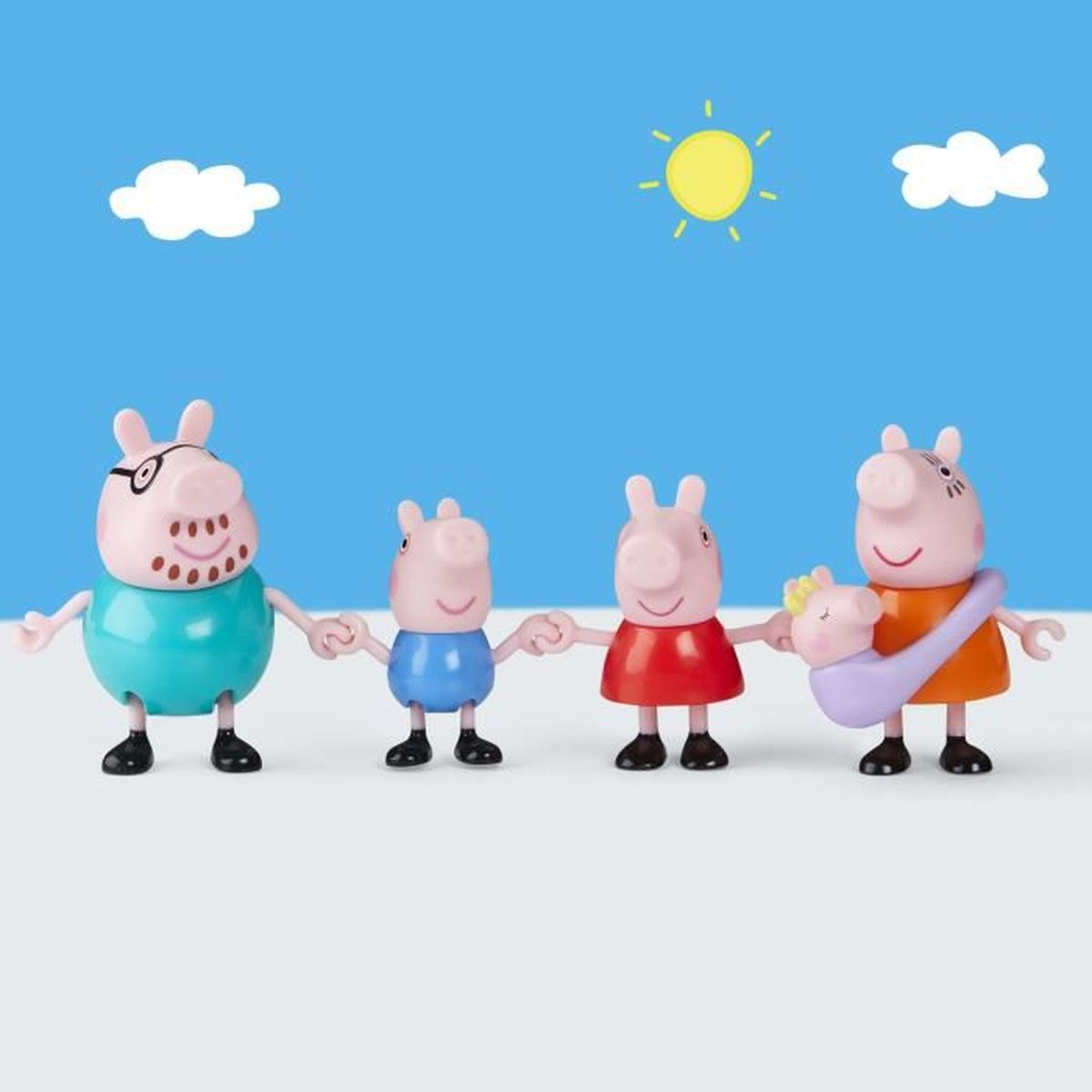 La familia Peppa Pig se da la mano frente a un cielo azul con sol y nubes.