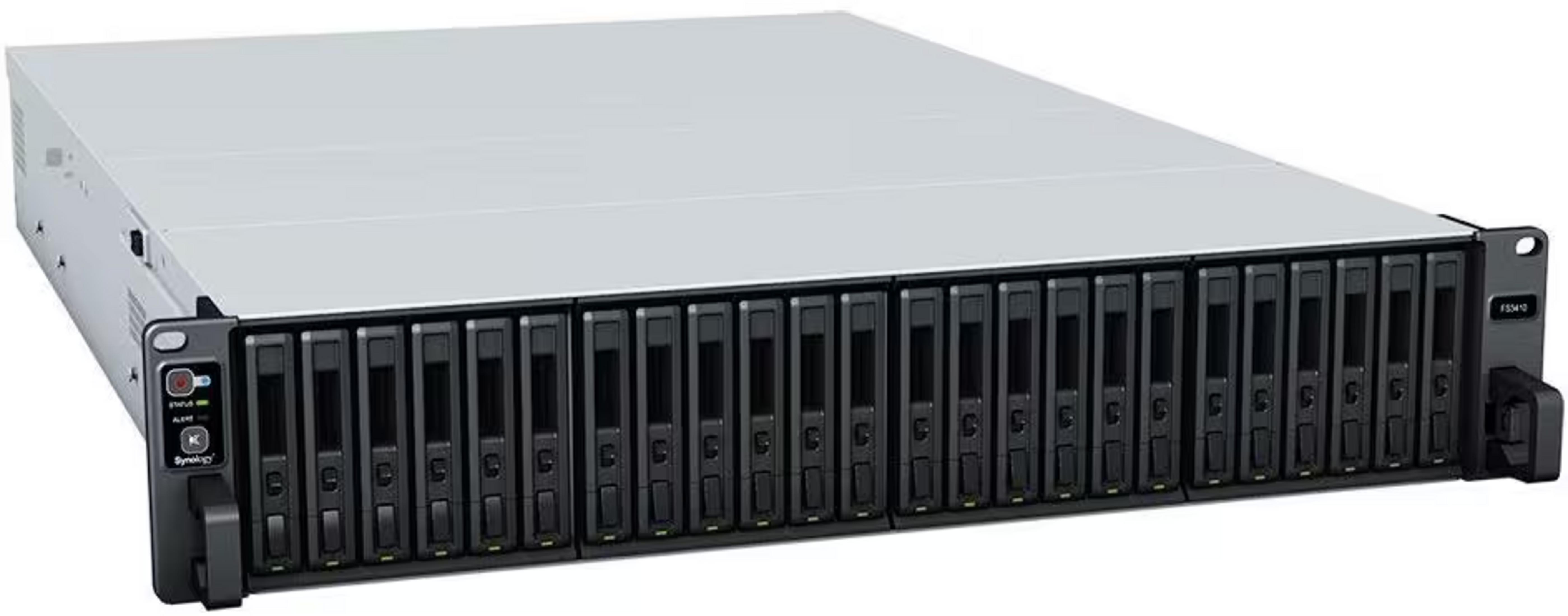 Ein silberner Rackmount-Server mit 24 schwarzen Laufwerksschächten und Statusleuchten vorne.