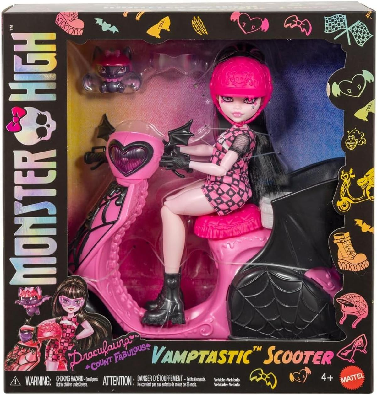 Muñeca Draculaura en un scooter rosa con alas de murciélago. Logo Monster High.