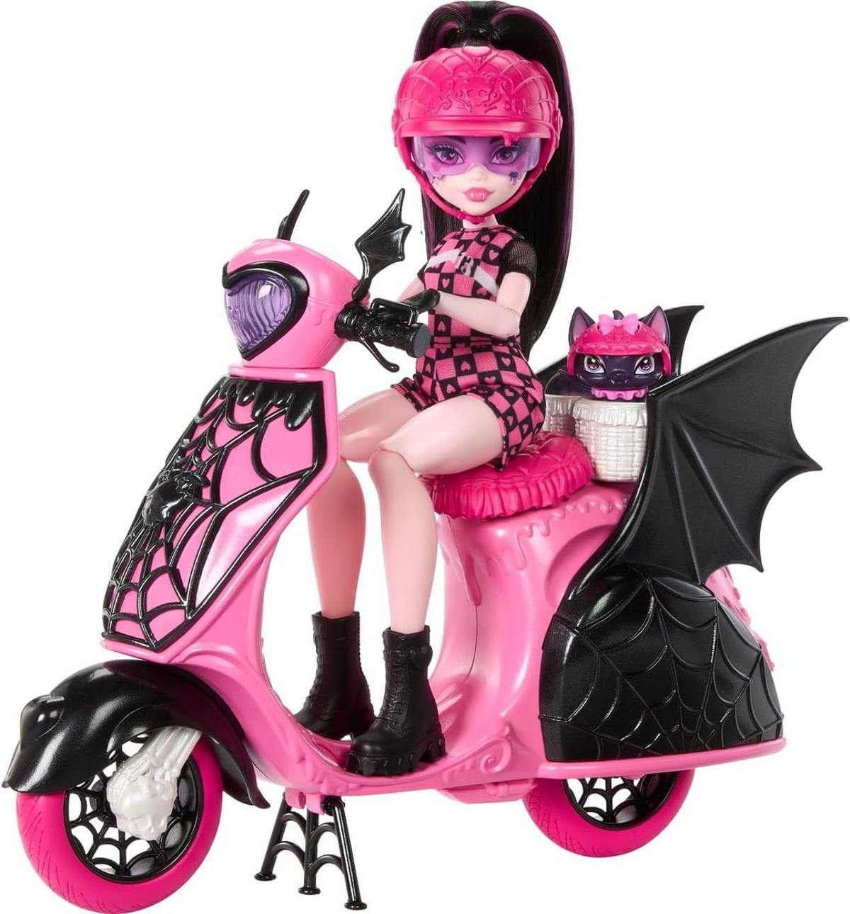 Una muñeca de pelo morado y casco rosa monta un patinete rosa con detalles negros.