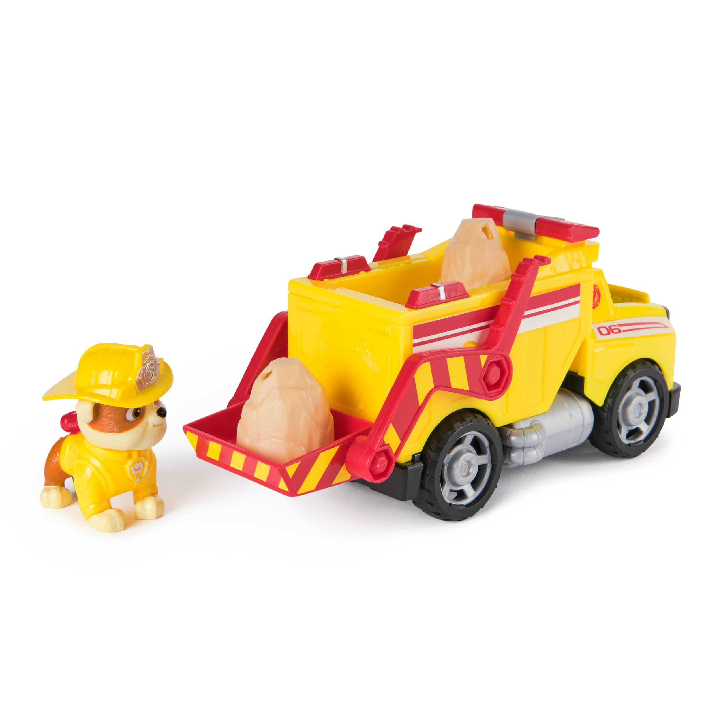 Un véhicule jouet jaune avec un chien en uniforme à côté.