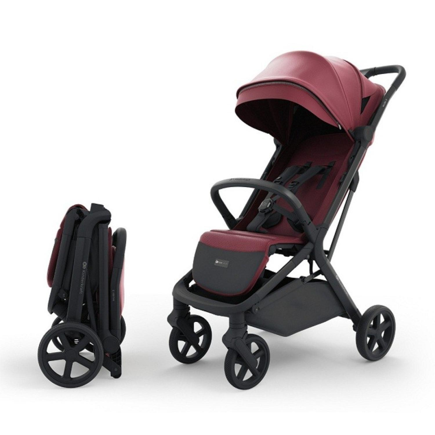 Ein burgunderroter Kinderwagen, aufgeklappt und zusammengeklappt, auf weißem Hintergrund.