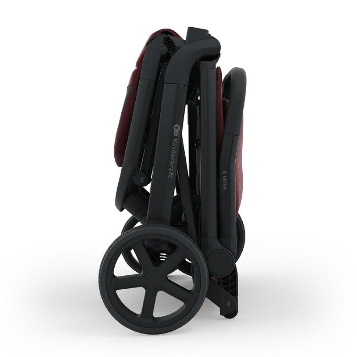 Ein zusammengeklappter Kinderwagen in Dunkelrot und Schwarz mit Rädern.