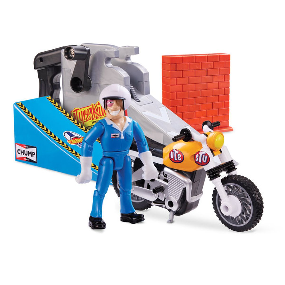 Un hombre de azul junto a una moto, rampa y pared de ladrillos.