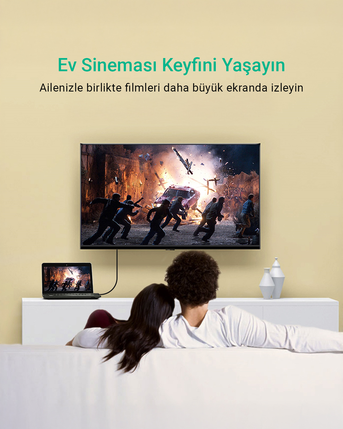 Paar schaut auf einen großen Bildschirm, der einen Actionfilm zeigt.