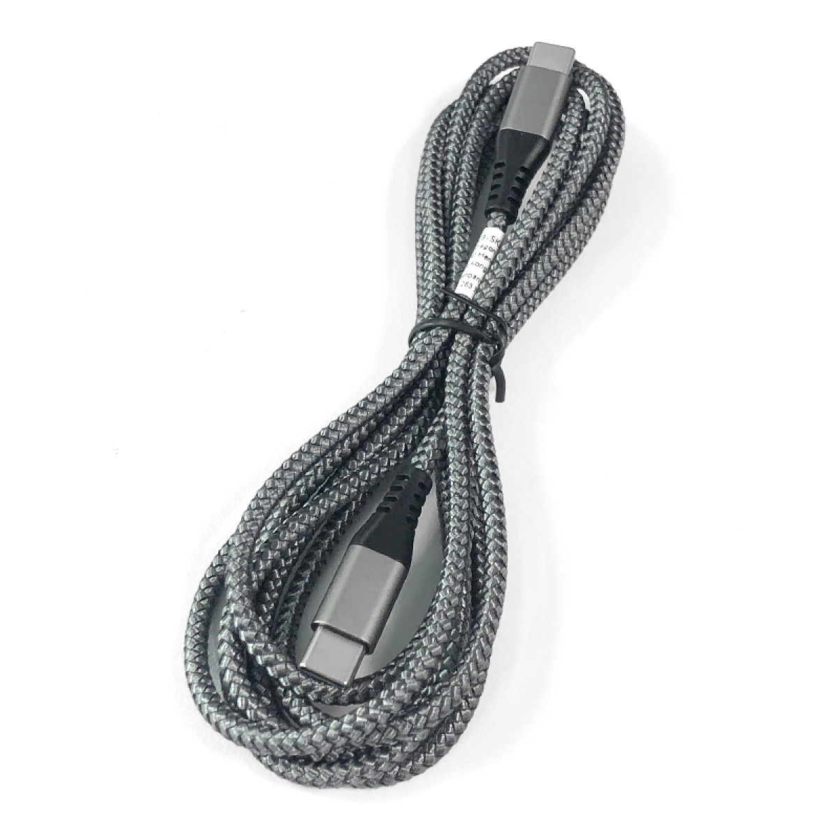 Un cavo USB-C grigio intrecciato in tessuto arrotolato su sfondo bianco.