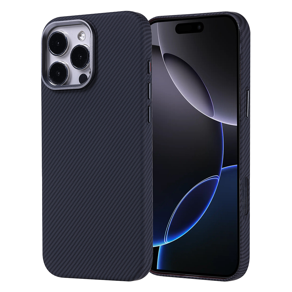 Karbon desenli kılıflı koyu gri telefon ve üçlü kamera sistemi.
