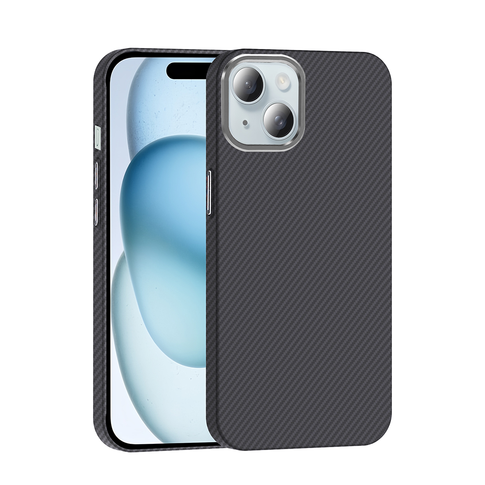 Karbon fiber desenli kılıflı koyu gri telefon, arkada çift kamera.