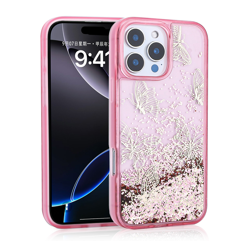 Üç kameralı, kelebekli simli kılıflı pembe bir iPhone.
