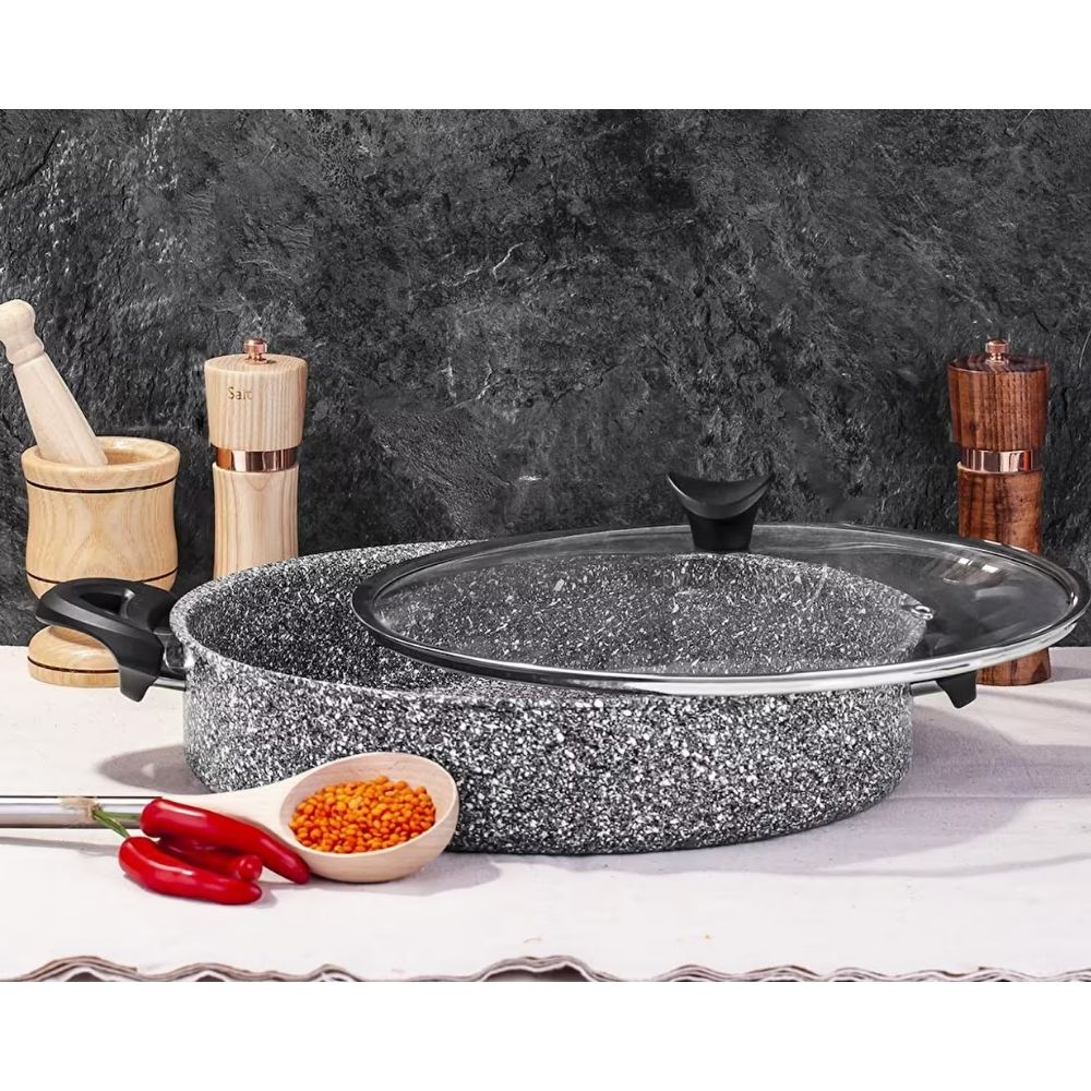 Granit görünümlü gri tava, cam kapak, ahşap havan, iki değirmen, mercimek ve biberli kaşık.