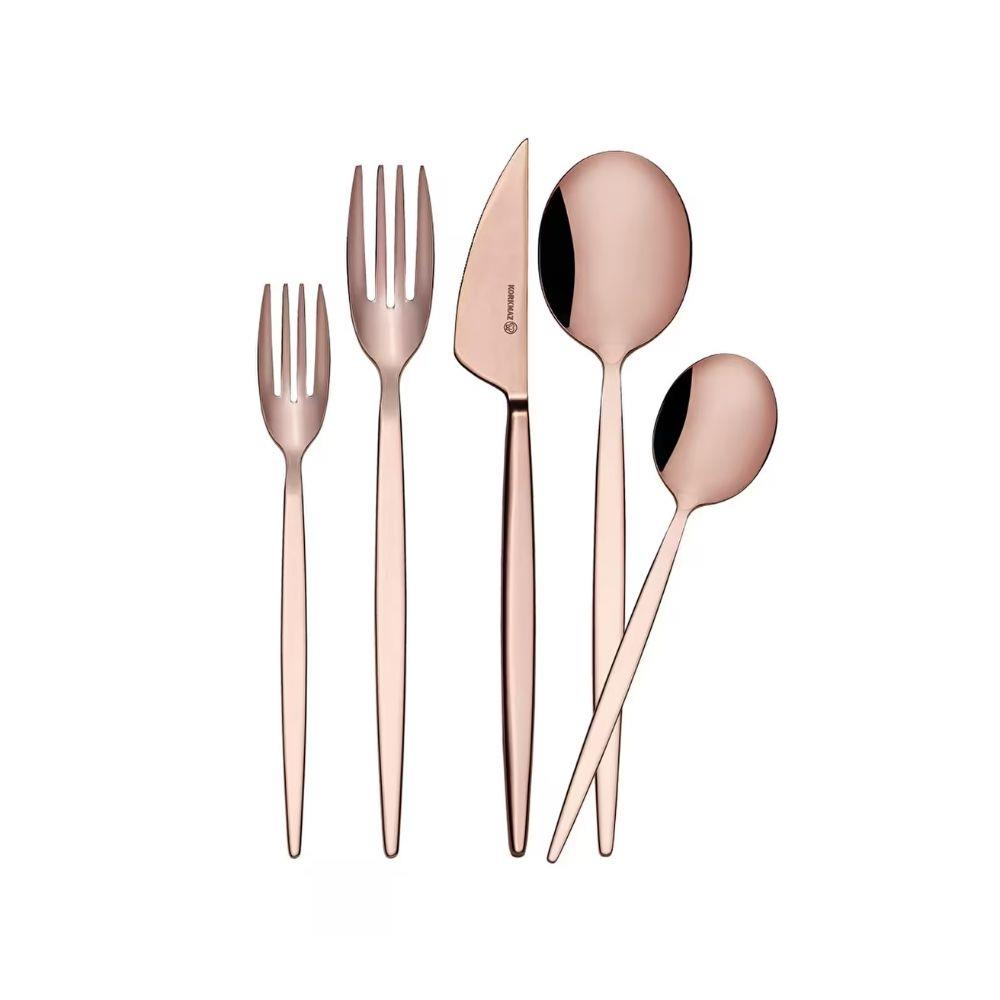 İki çatal, bir bıçak, bir büyük kaşık ve bir küçük kaşıktan oluşan rose gold rengi bir çatal bıçak seti.